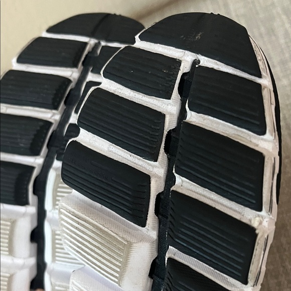 On Running Cloud women’s Athletic Shoes - Black with White Sole - Picture 10 of 10